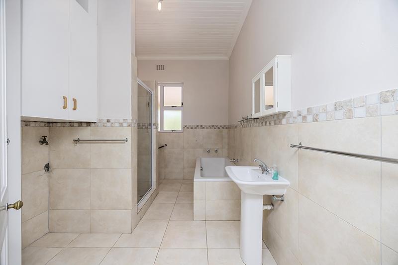 To Let 5 Bedroom Property for Rent in Bloubergstrand Western Cape